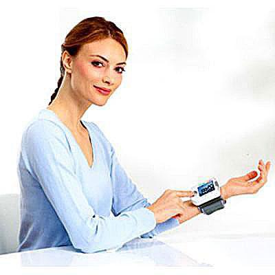 Image of a woman with Beurer BC 18 on her wrist 