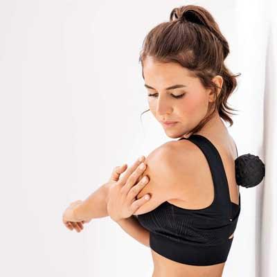 Image of upper back massage with Beurer MG 10