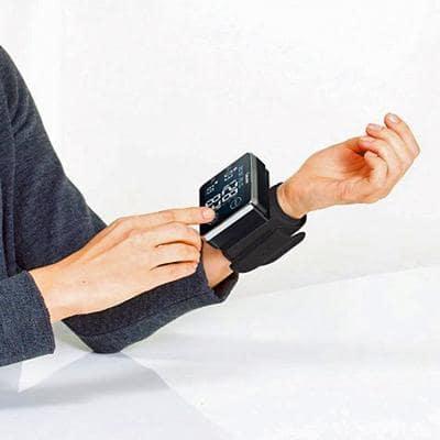 Image of a person using Beurer BC 58 correctly 